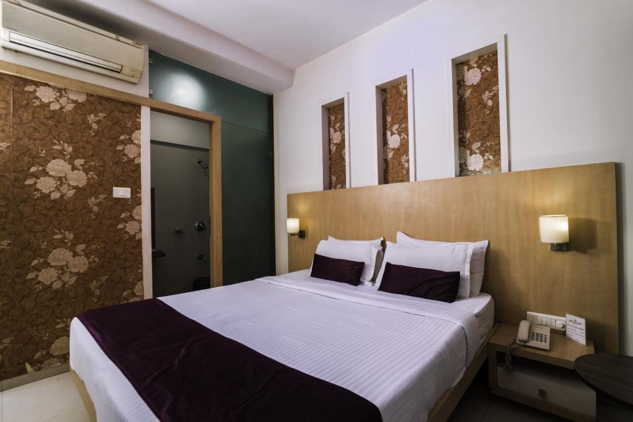 Hotel Monarch Guestline In Midc Rabale, Navi Mumbai Ngoại thất bức ảnh